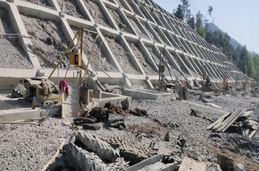 贵州省都匀至安顺公路第T18合同段的爆破施工工程