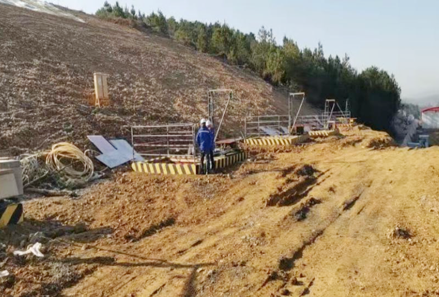 贵州省都匀至安顺公路第T18合同段的爆破施工工程