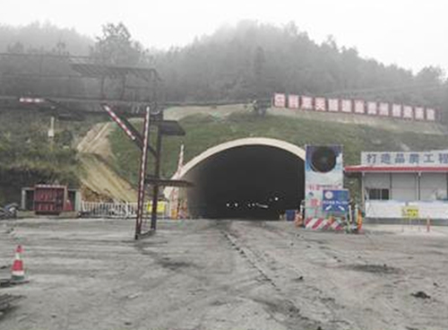 贵州省都匀至安顺高速公路第T17合同段老熊冲隧道爆破工程